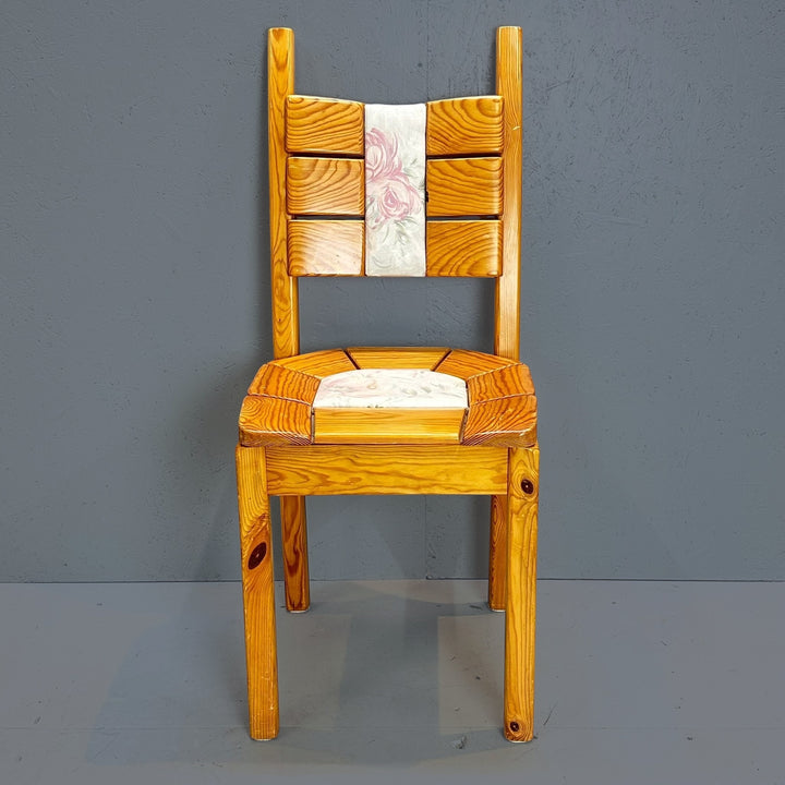 Rustik Trästol med Blommiga Dynor - Homy Secondhand Online