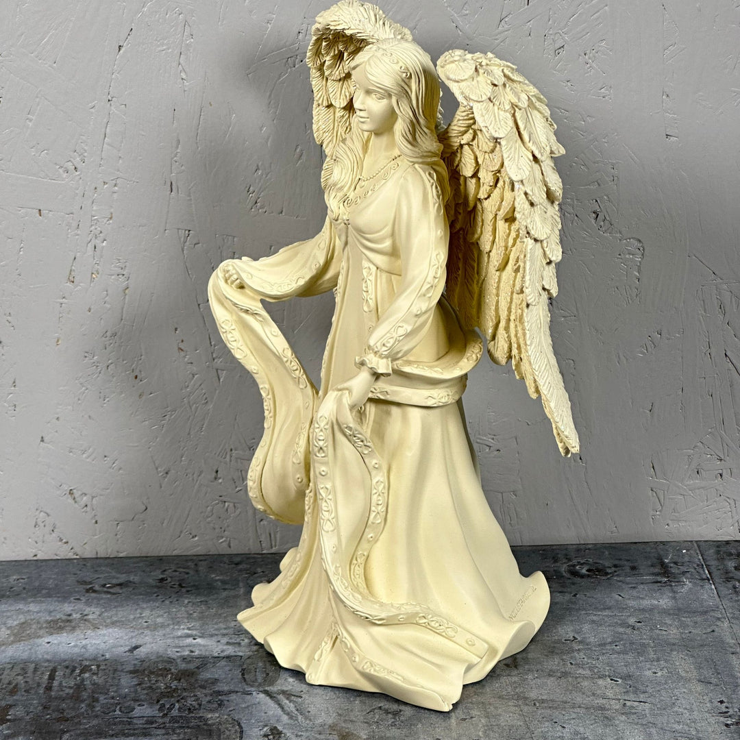 Änglafigurin med Gyllene Detaljer