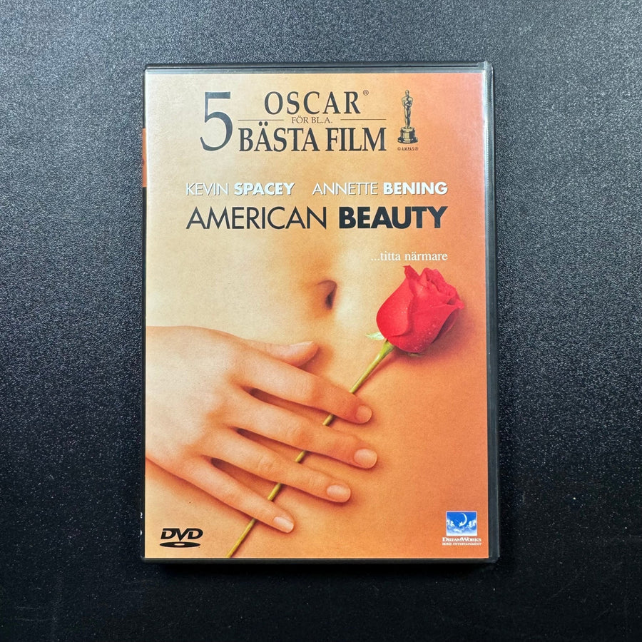 Apt titel för produkten på svenska kan vara: "American Beauty DVD - Oscarbelönad Filmklassiker" - Homy Secondhand Online