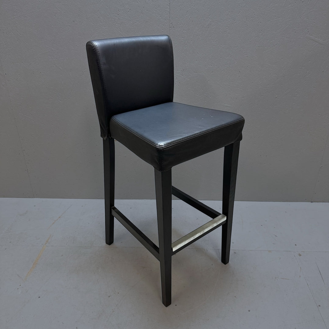 Svart läderklädd barstol med ryggstöd - Homy Secondhand Online