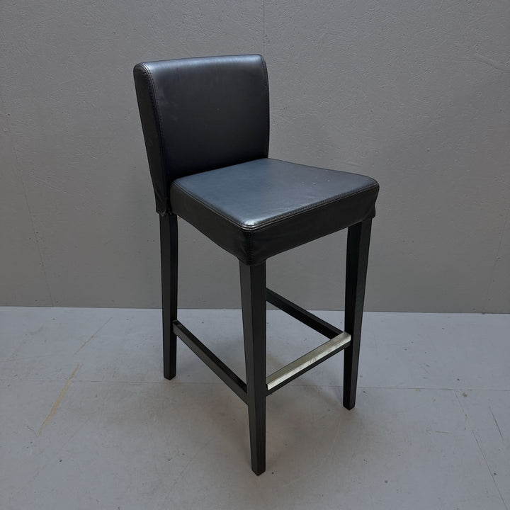 Svart läderklädd barstol med ryggstöd - Homy Secondhand Online