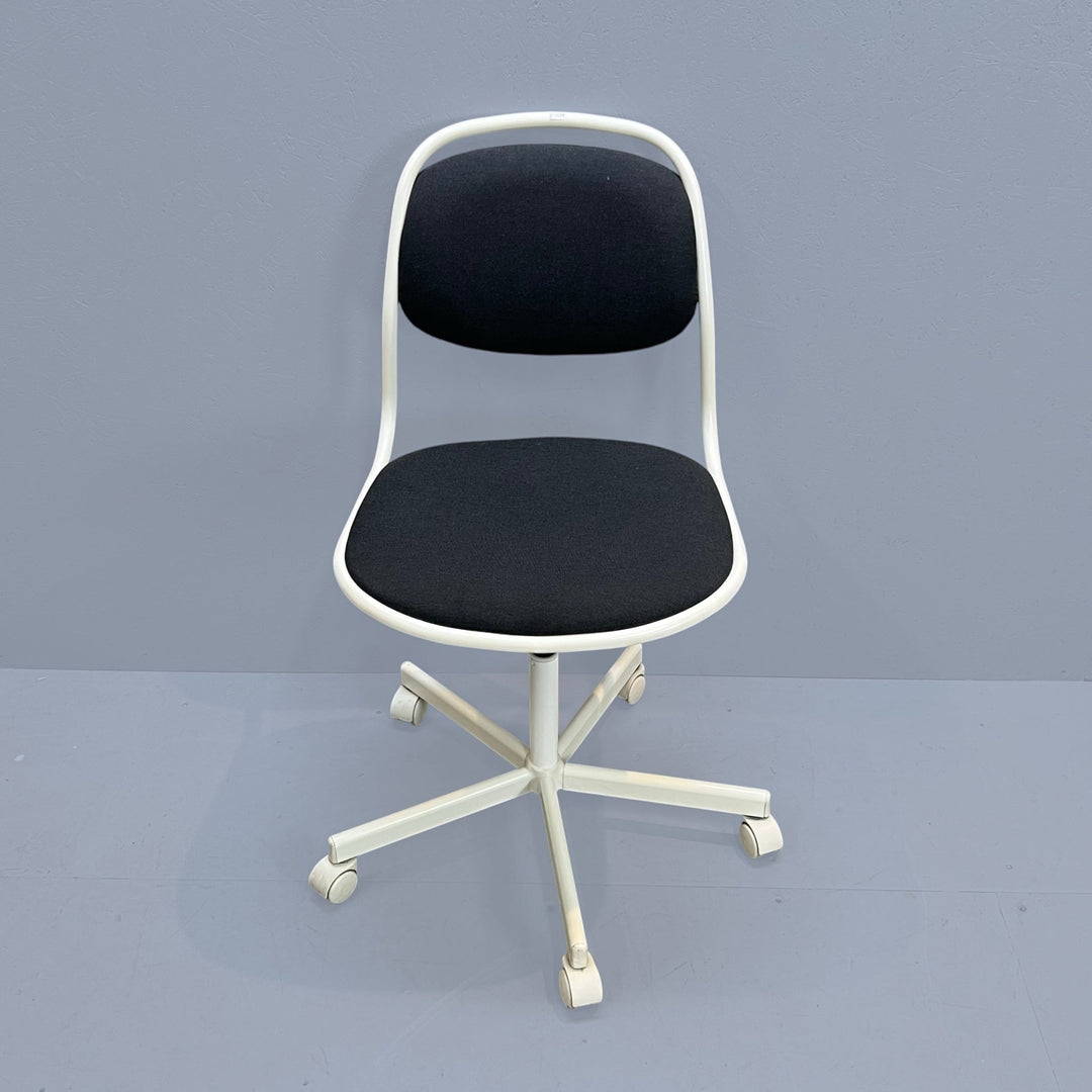 Vit och svart rullbar kontorsstol - Homy Secondhand Online