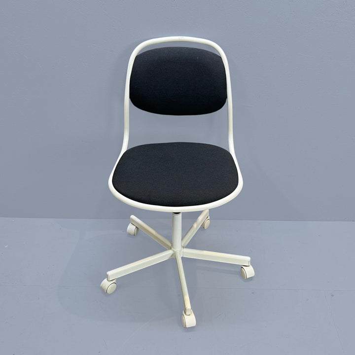 Vit och svart rullbar kontorsstol - Homy Secondhand Online