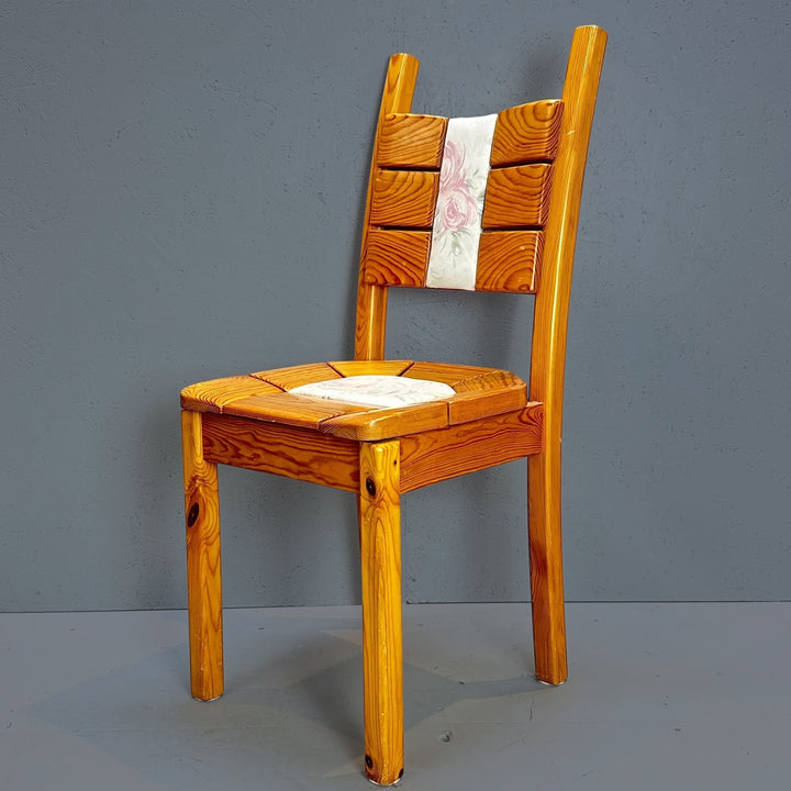 Rustik Trästol med Blommiga Dynor - Homy Secondhand Online