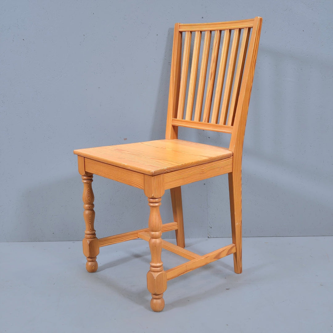 Klassisk Trästol med Eleganta Ben Detaljer - Homy Secondhand Online