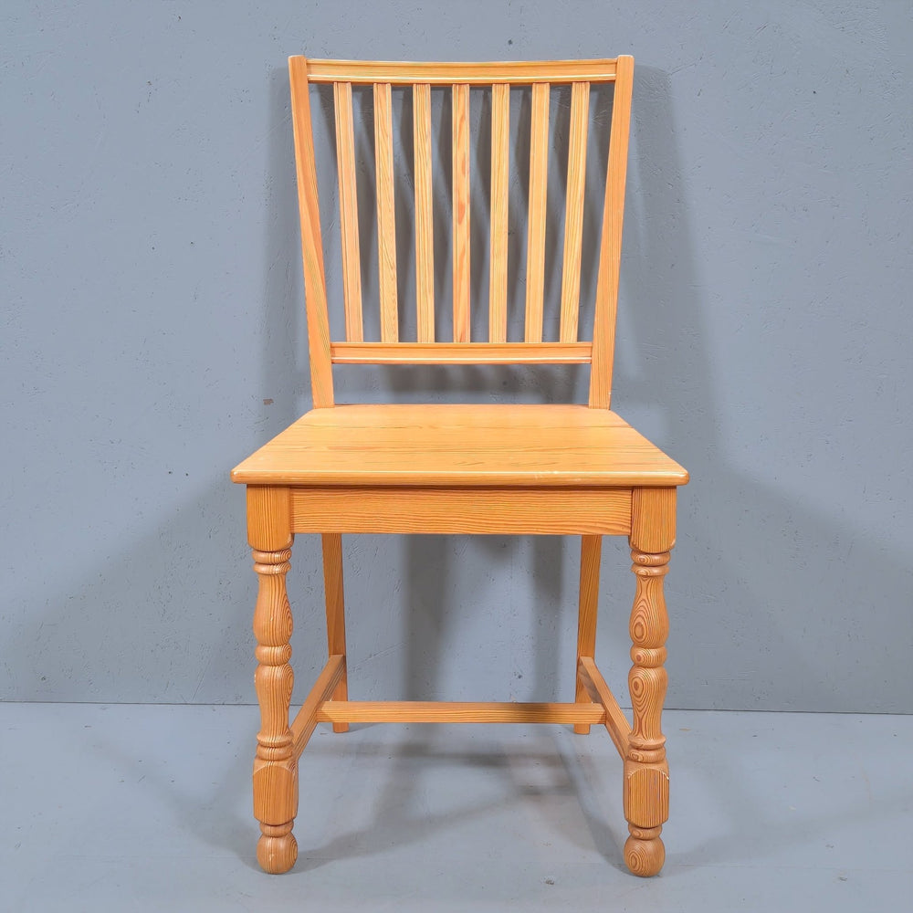 Klassisk Trästol med Eleganta Ben Detaljer - Homy Secondhand Online