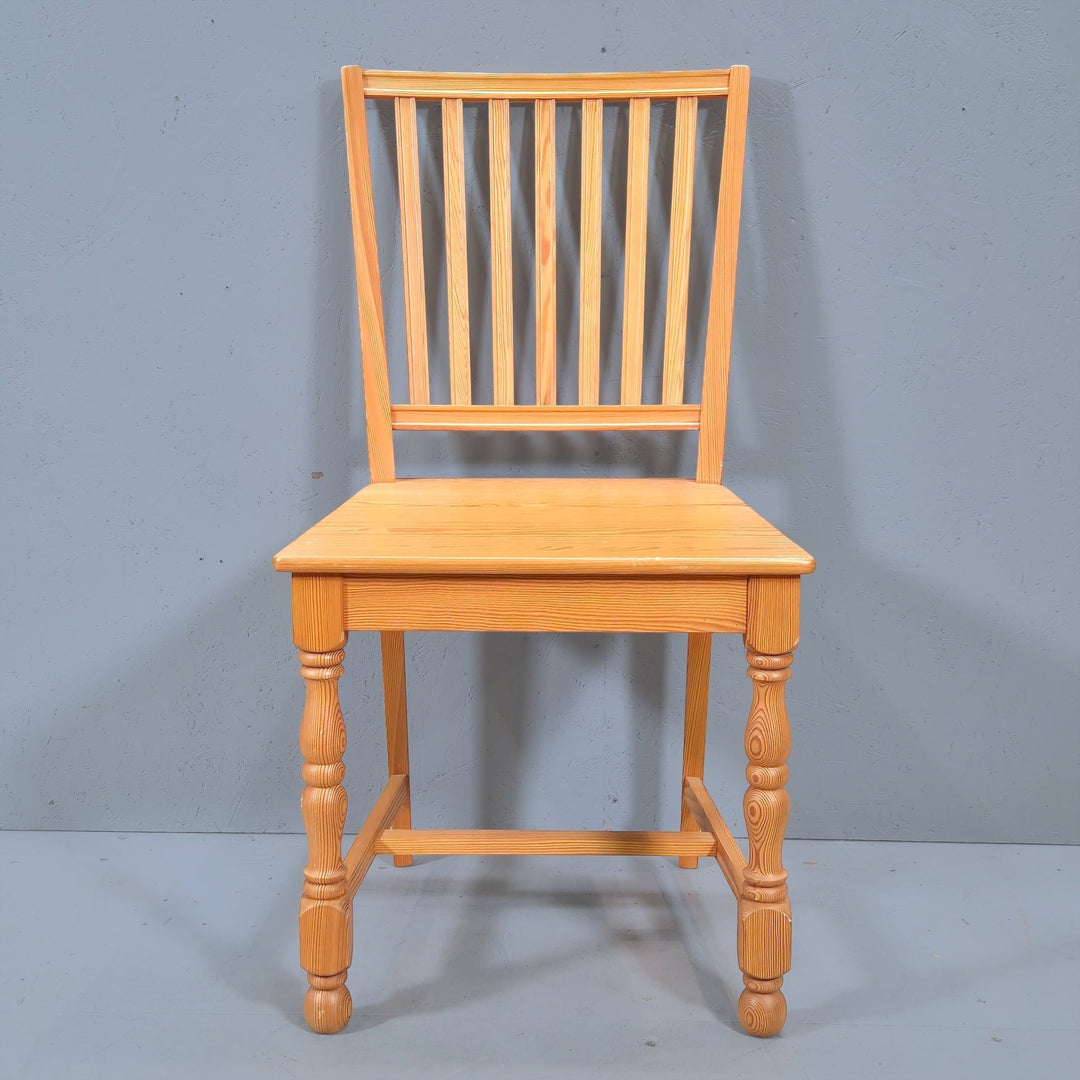 Klassisk Trästol med Eleganta Ben Detaljer - Homy Secondhand Online
