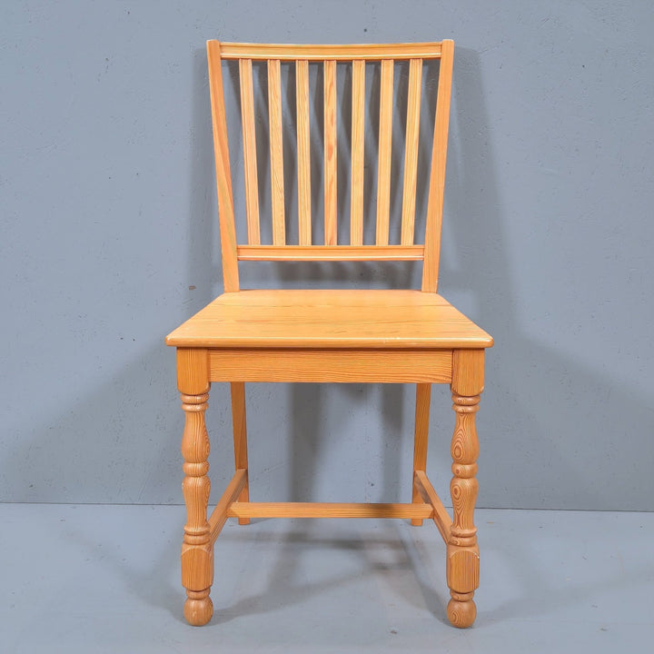 Klassisk Trästol med Eleganta Ben Detaljer - Homy Secondhand Online