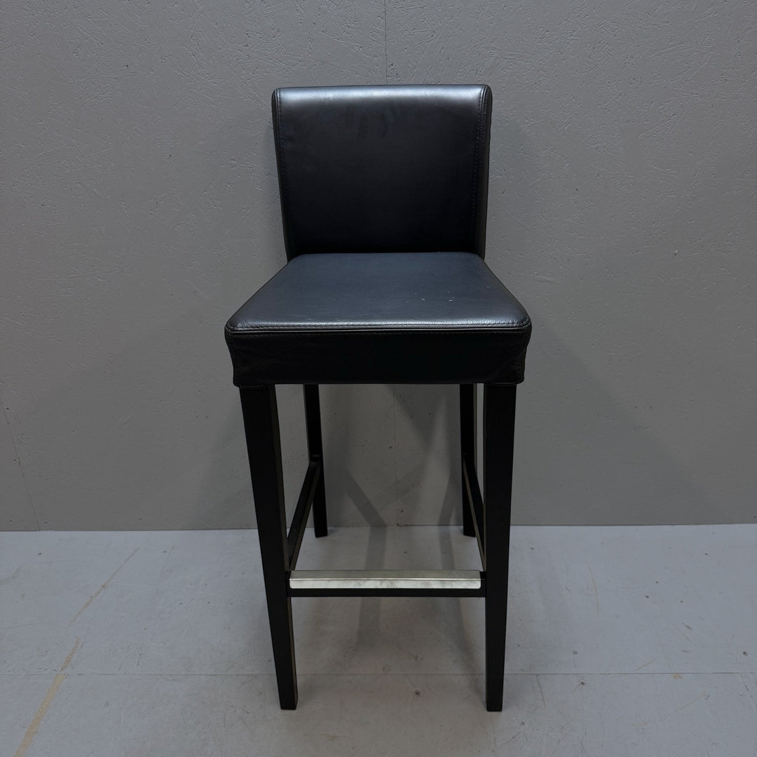 Svart läderklädd barstol med ryggstöd - Homy Secondhand Online