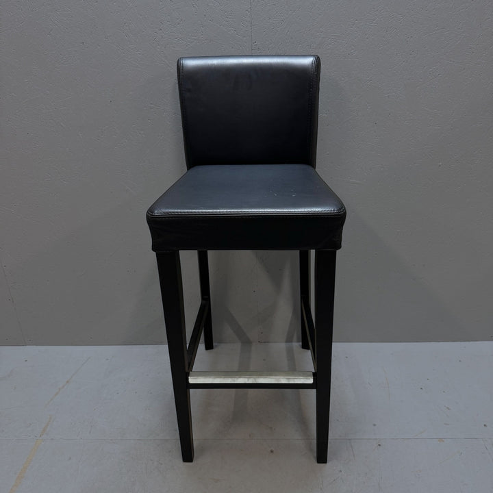 Svart läderklädd barstol med ryggstöd - Homy Secondhand Online