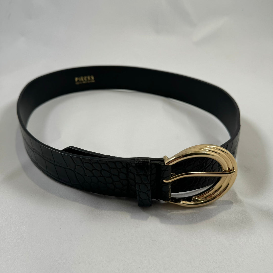Elegant svart bälte med texturerad yta och guldspänne