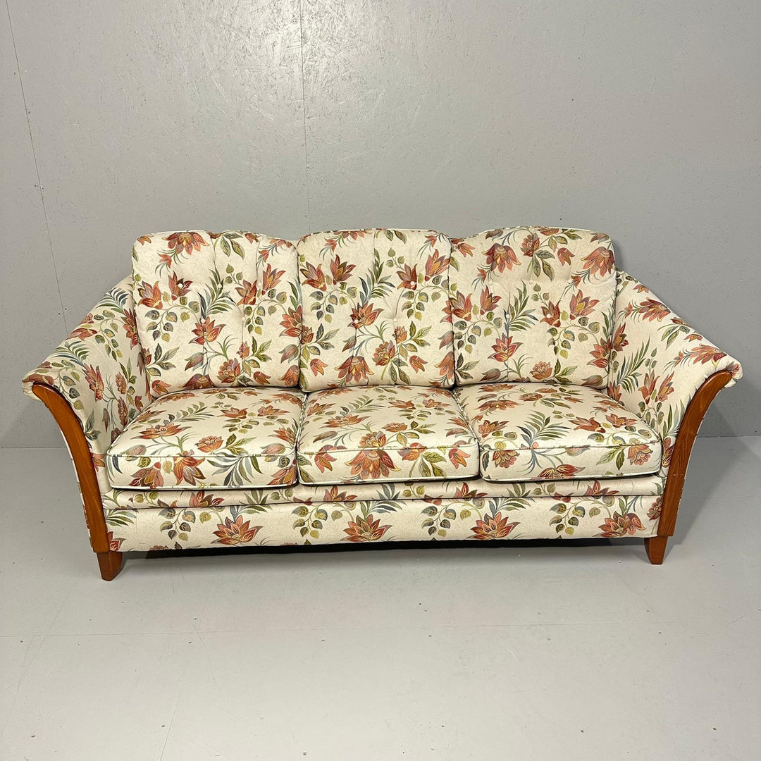 Blommig soffa i klassisk stil