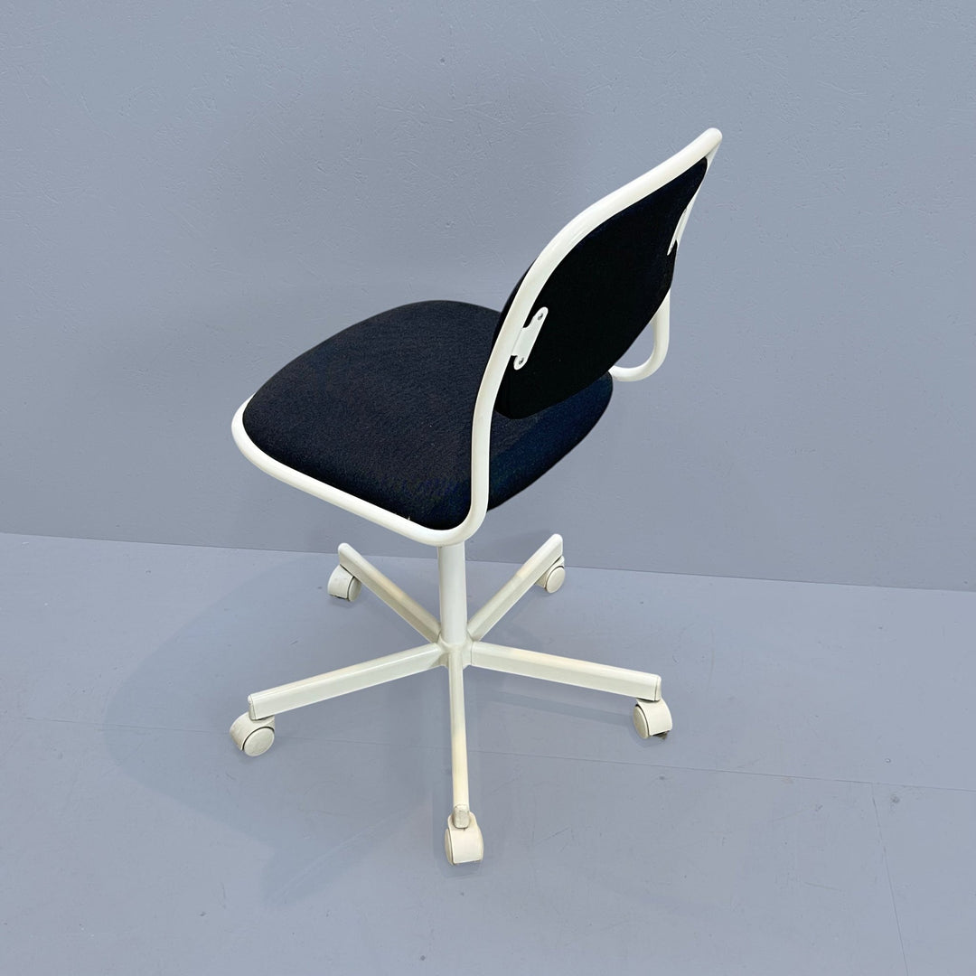 Vit och svart rullbar kontorsstol - Homy Secondhand Online