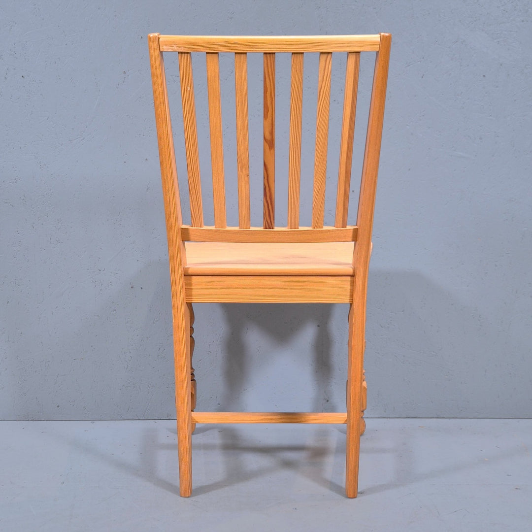 Klassisk Trästol med Eleganta Ben Detaljer - Homy Secondhand Online