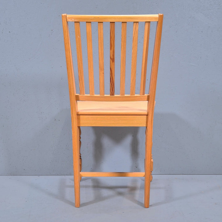 Klassisk Trästol med Eleganta Ben Detaljer - Homy Secondhand Online