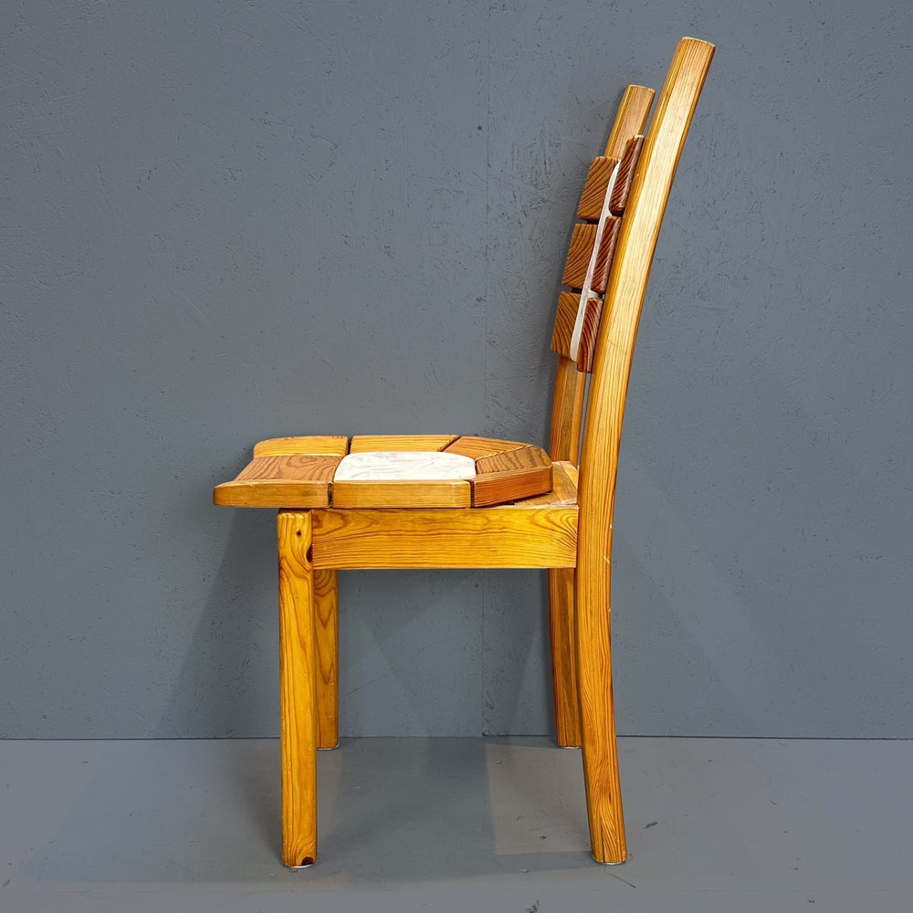 Rustik Trästol med Blommiga Dynor - Homy Secondhand Online