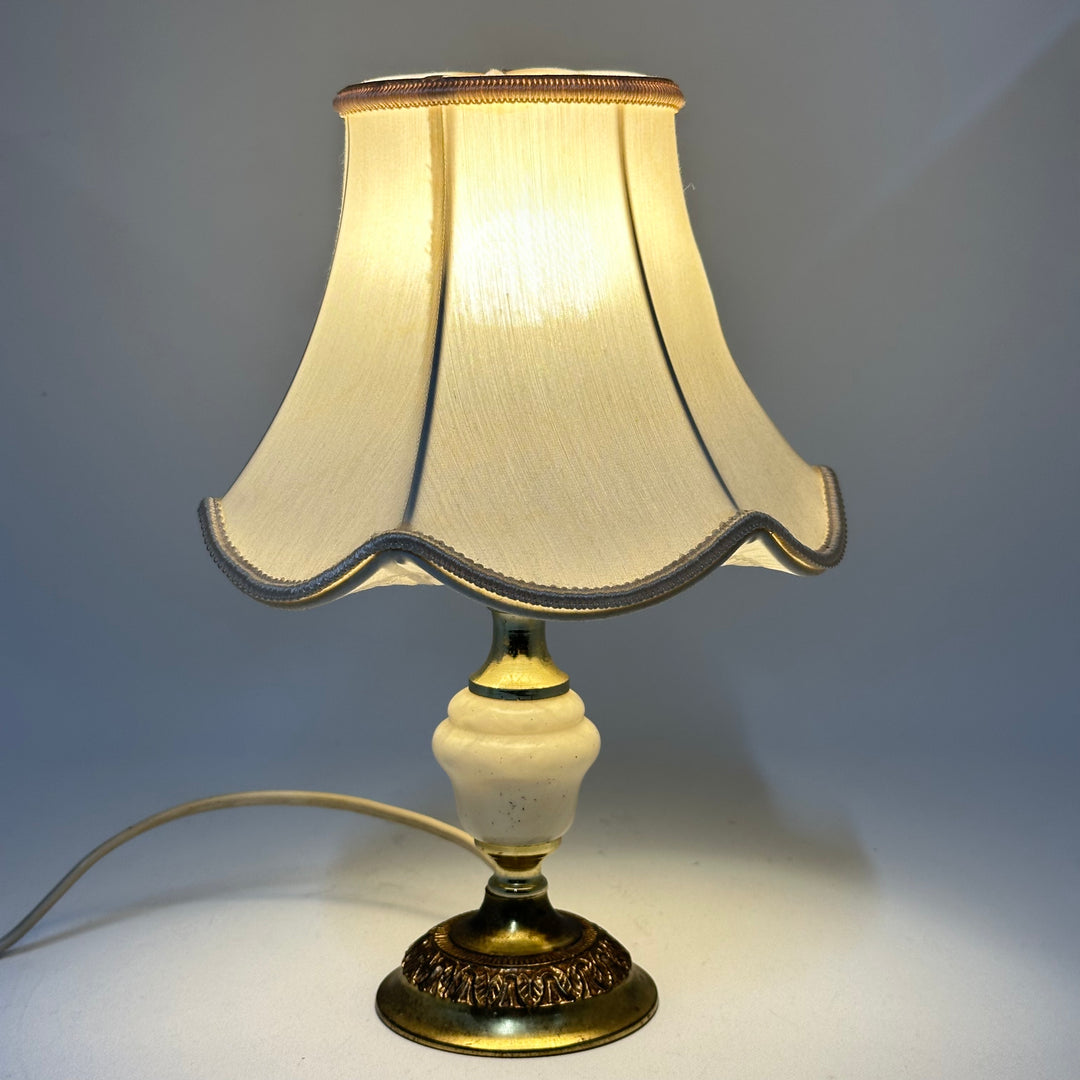 Elegant Bordslampa med Böjd Skärm och Mässingsdetaljer