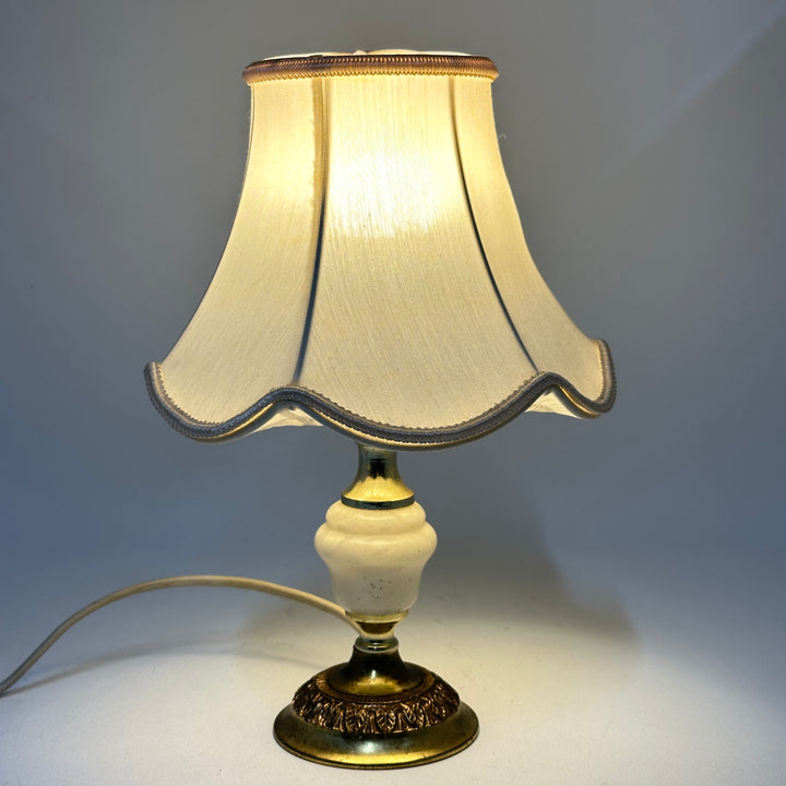 Elegant Bordslampa med Böjd Skärm och Mässingsdetaljer