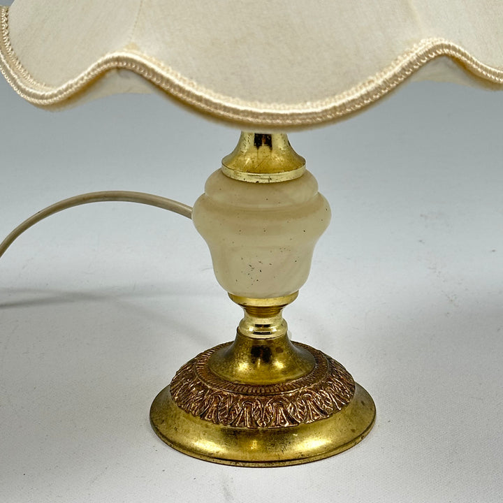 Elegant Bordslampa med Böjd Skärm och Mässingsdetaljer