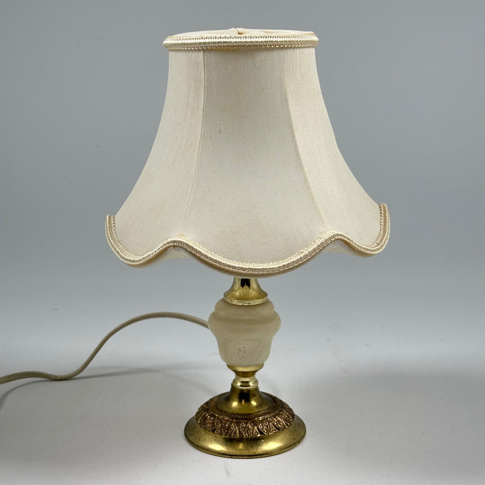 Elegant Bordslampa med Böjd Skärm och Mässingsdetaljer