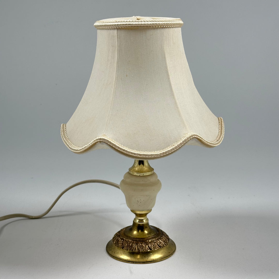 Elegant Bordslampa med Böjd Skärm och Mässingsdetaljer
