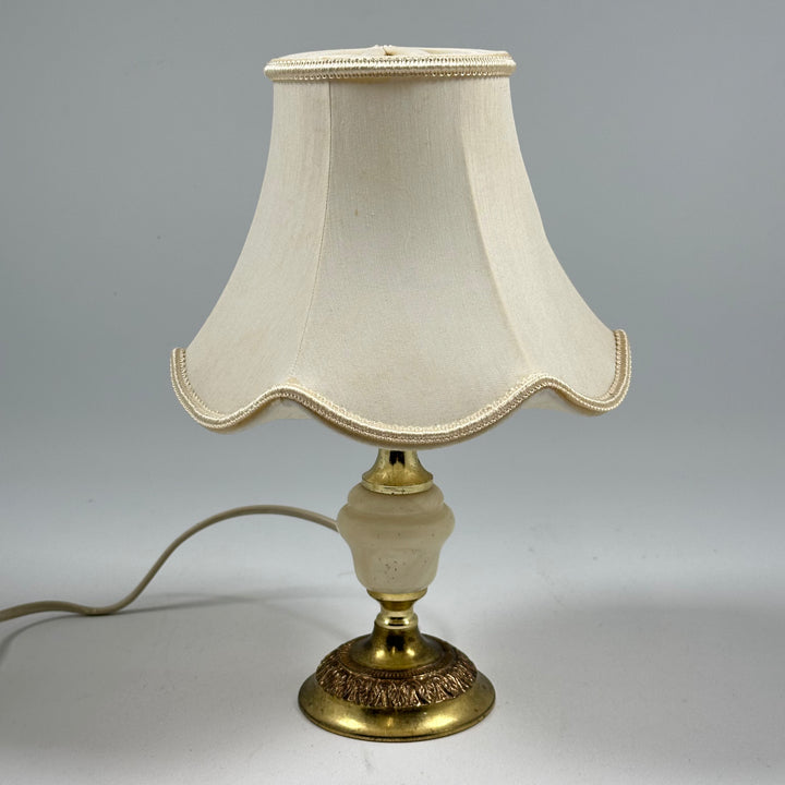 Elegant Bordslampa med Böjd Skärm och Mässingsdetaljer