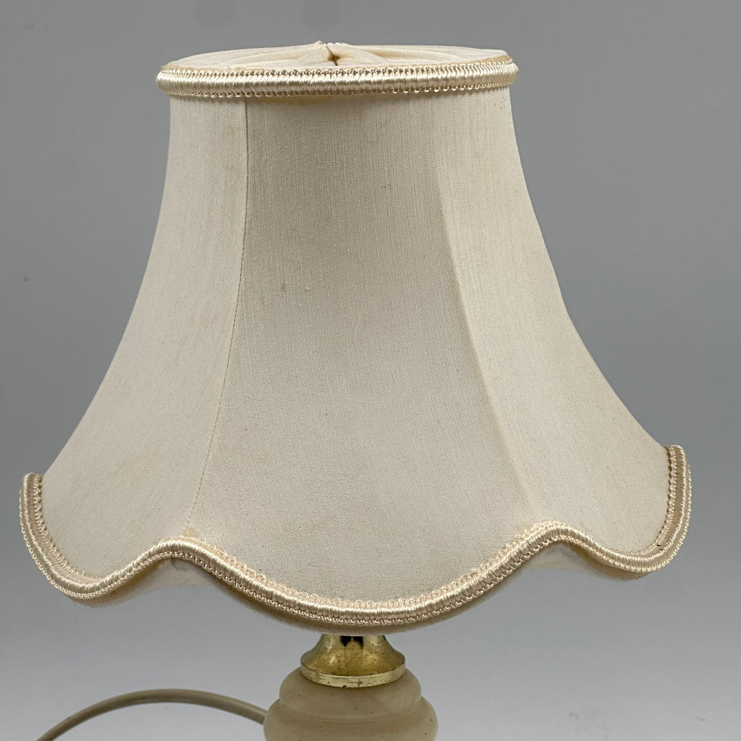 Elegant Bordslampa med Böjd Skärm och Mässingsdetaljer