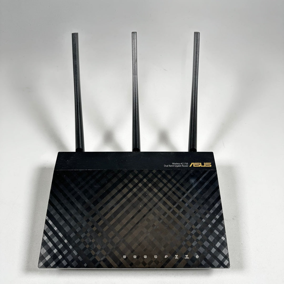 Svart ASUS trådlös router med tre antenner - Homy Secondhand Online