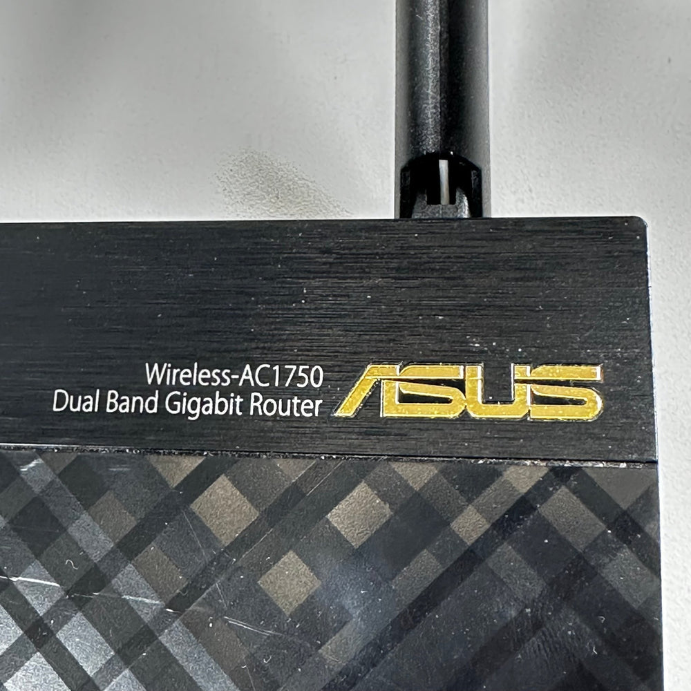 Svart ASUS trådlös router med tre antenner - Homy Secondhand Online