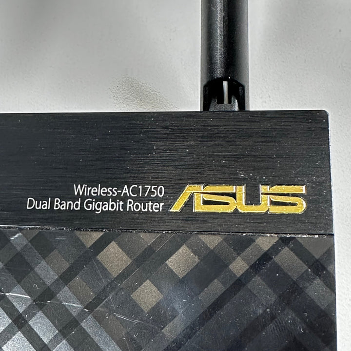 Svart ASUS trådlös router med tre antenner - Homy Secondhand Online