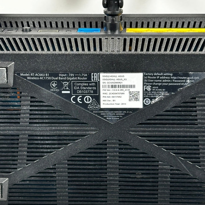 Svart ASUS trådlös router med tre antenner - Homy Secondhand Online