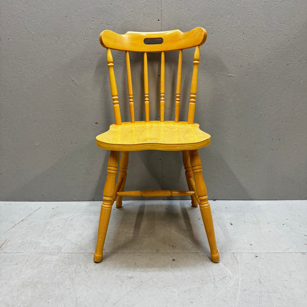 Klassisk trästol i svensk design - Homy Secondhand Online