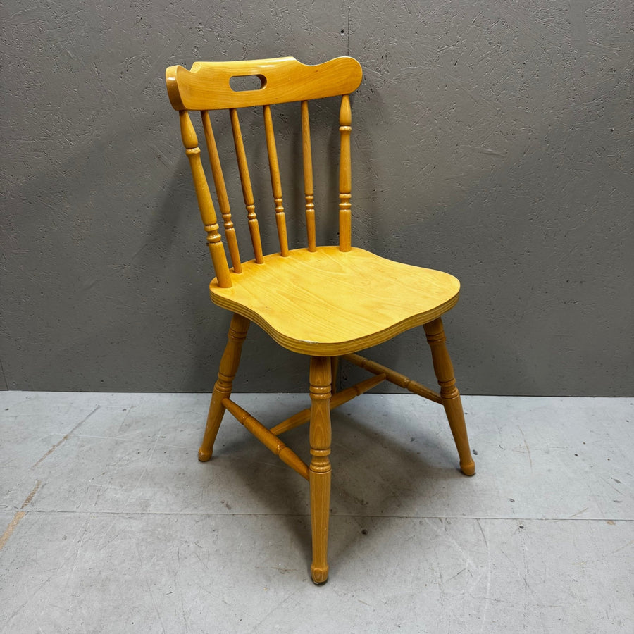 Klassisk trästol i svensk design - Homy Secondhand Online