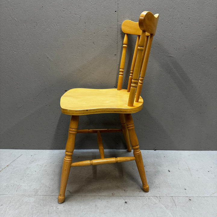 Klassisk trästol i svensk design - Homy Secondhand Online