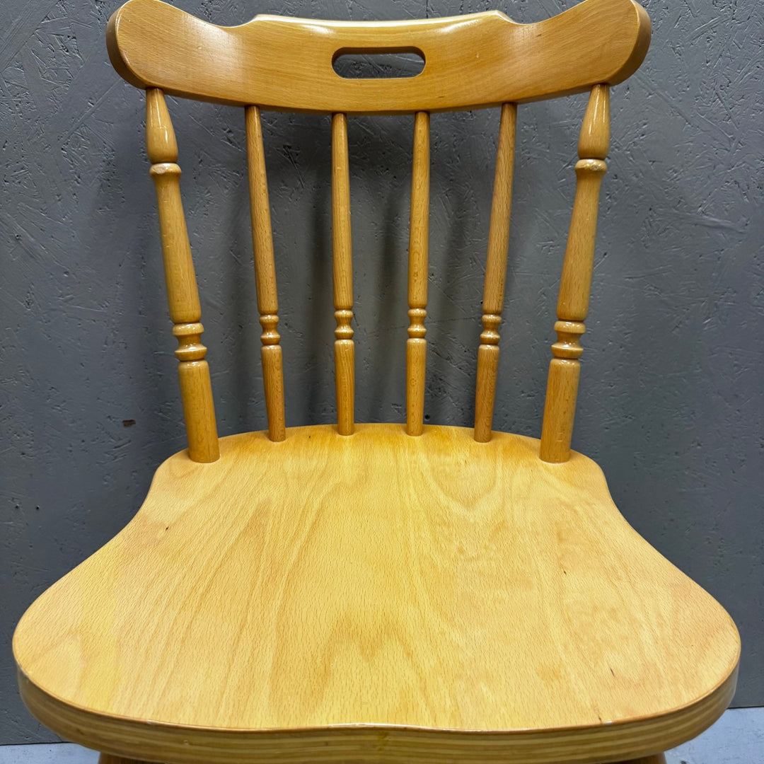 Klassisk trästol i svensk design - Homy Secondhand Online