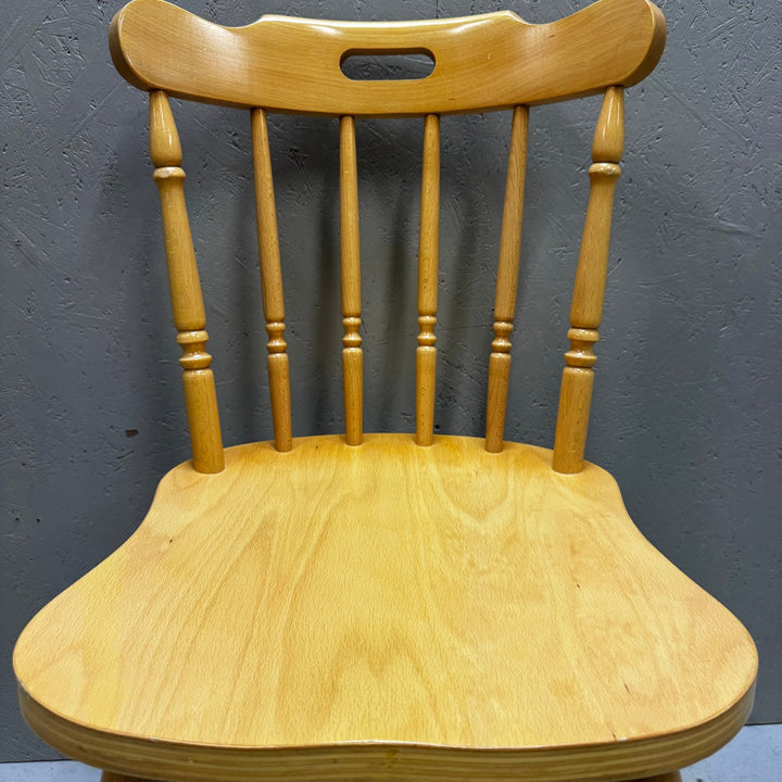 Klassisk trästol i svensk design - Homy Secondhand Online