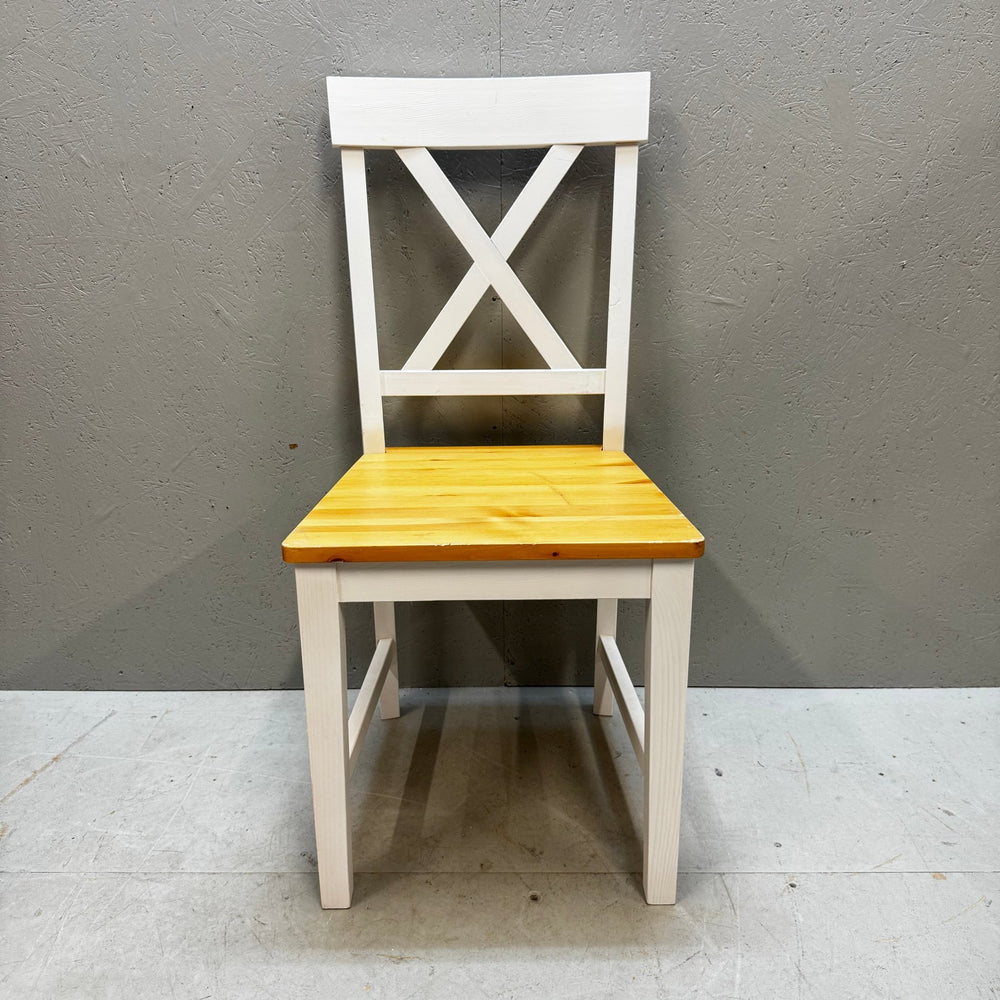 Klassisk stol i trä med vit ram - Homy Secondhand Online