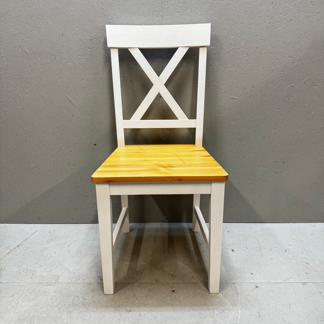 Klassisk stol i trä med vit ram - Homy Secondhand Online