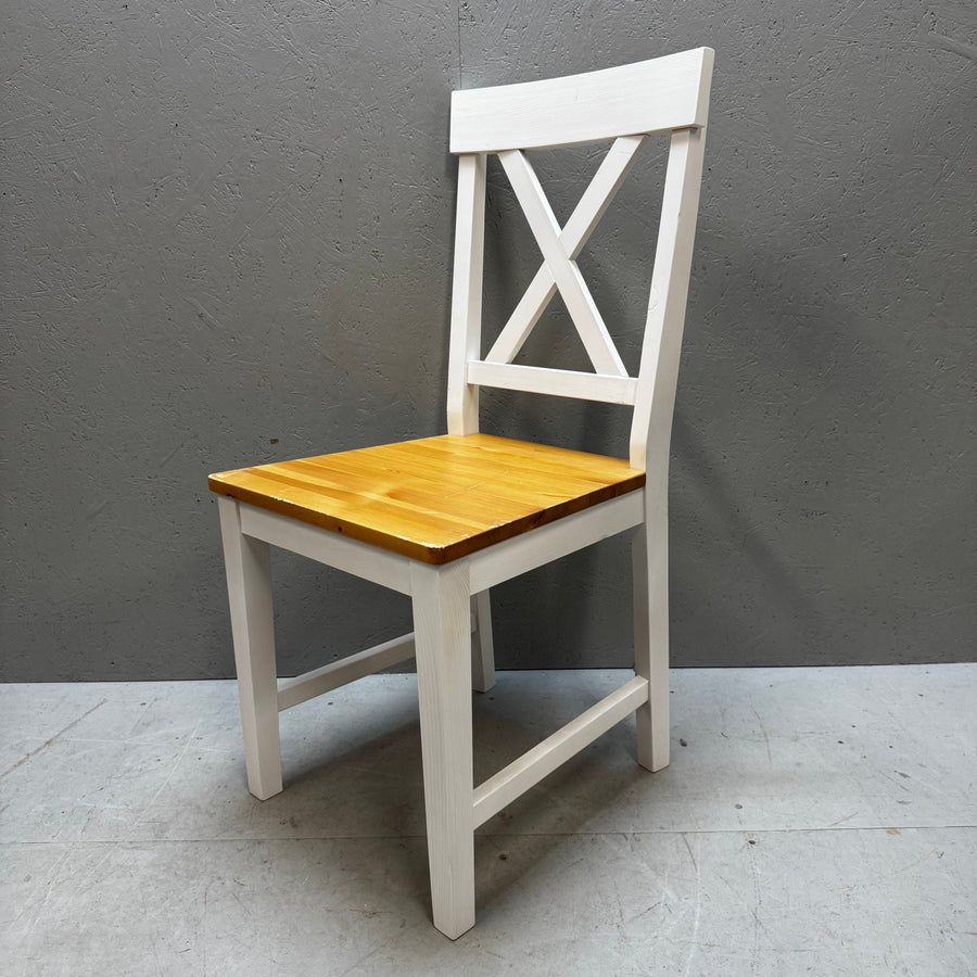 Klassisk stol i trä med vit ram - Homy Secondhand Online