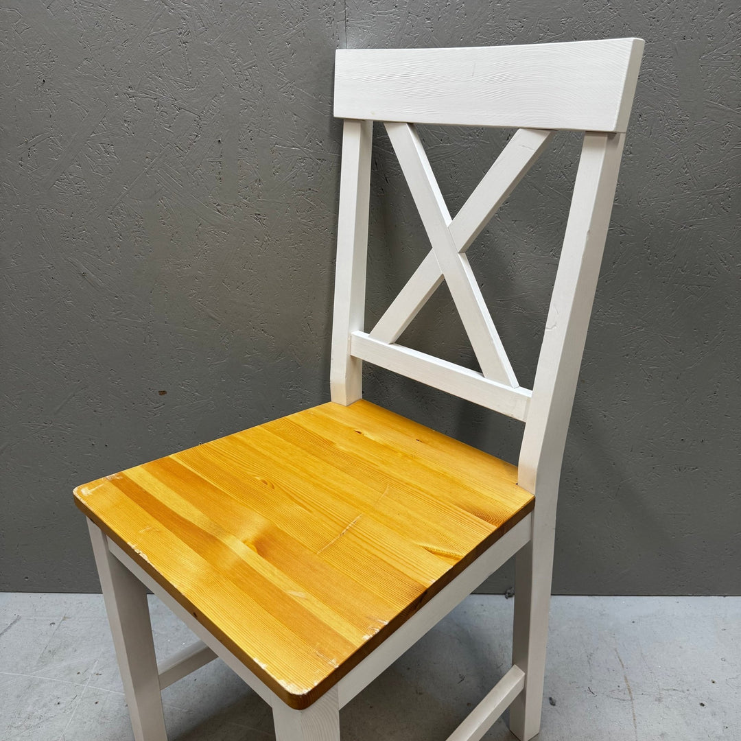 Klassisk stol i trä med vit ram - Homy Secondhand Online