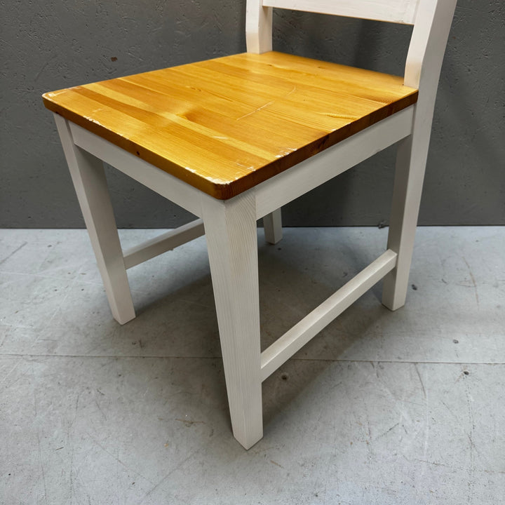 Klassisk stol i trä med vit ram - Homy Secondhand Online