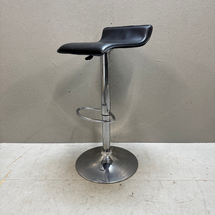 Modern stilren barstol i svart konstläder