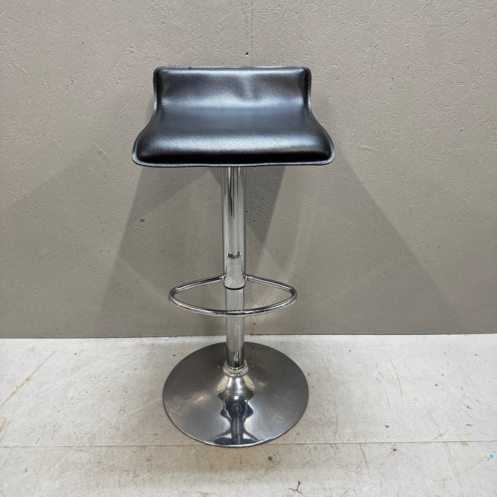 Modern stilren barstol i svart konstläder