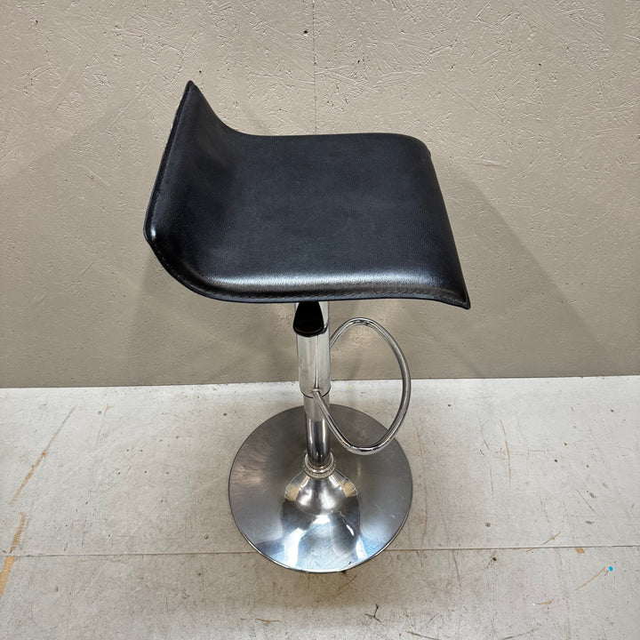 Modern stilren barstol i svart konstläder