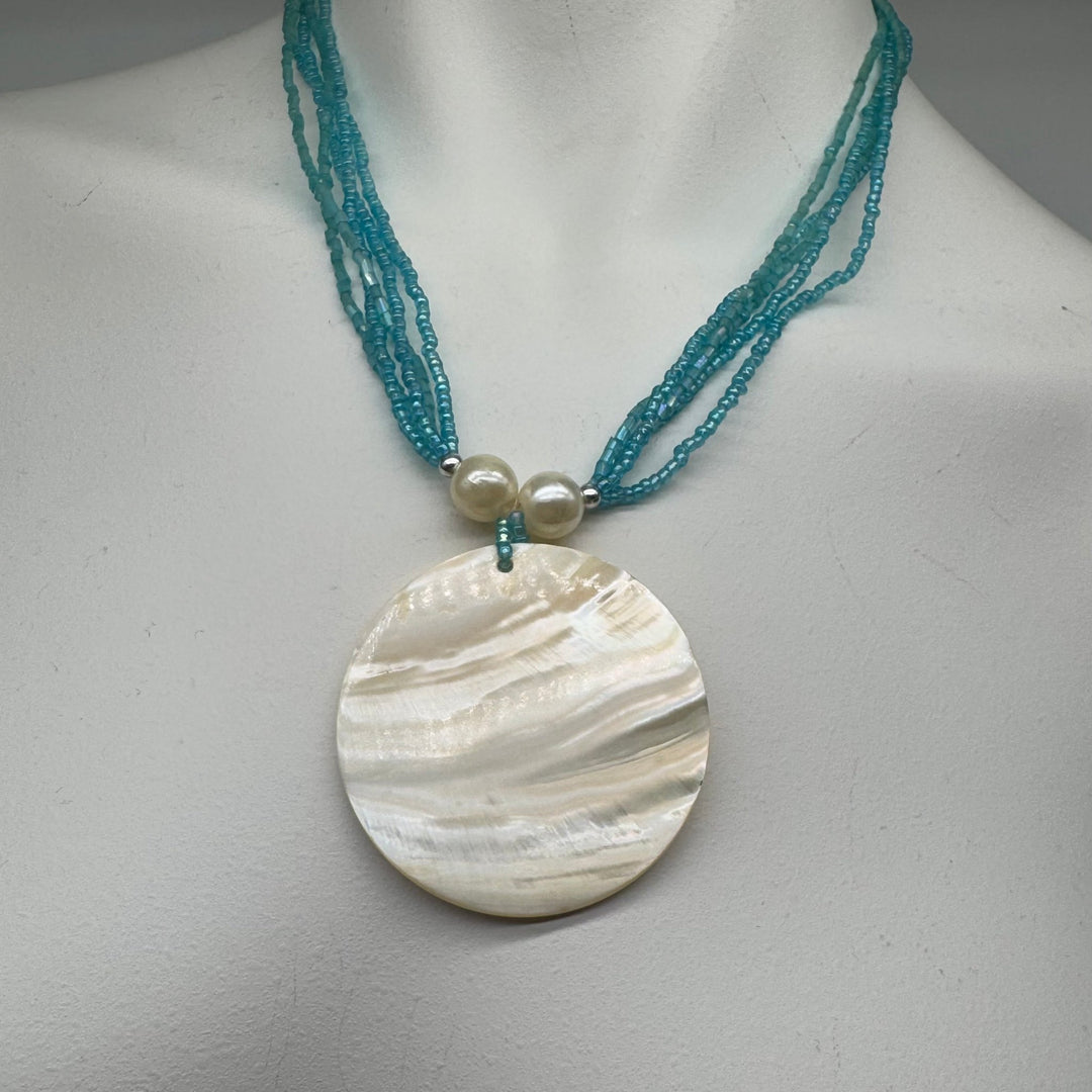 Turkos och pärlemorhalsband med elegant design - Homy Secondhand Online