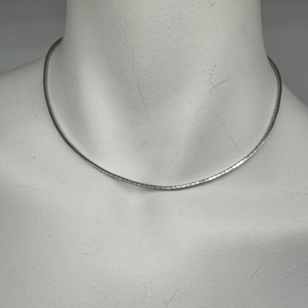 Elegant Silverhalsband i Minimalistisk Stil - Homy Secondhand Online