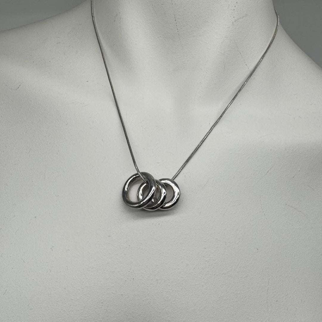 Elegant silverhalsband med intrasslade ringar - Homy Secondhand Online