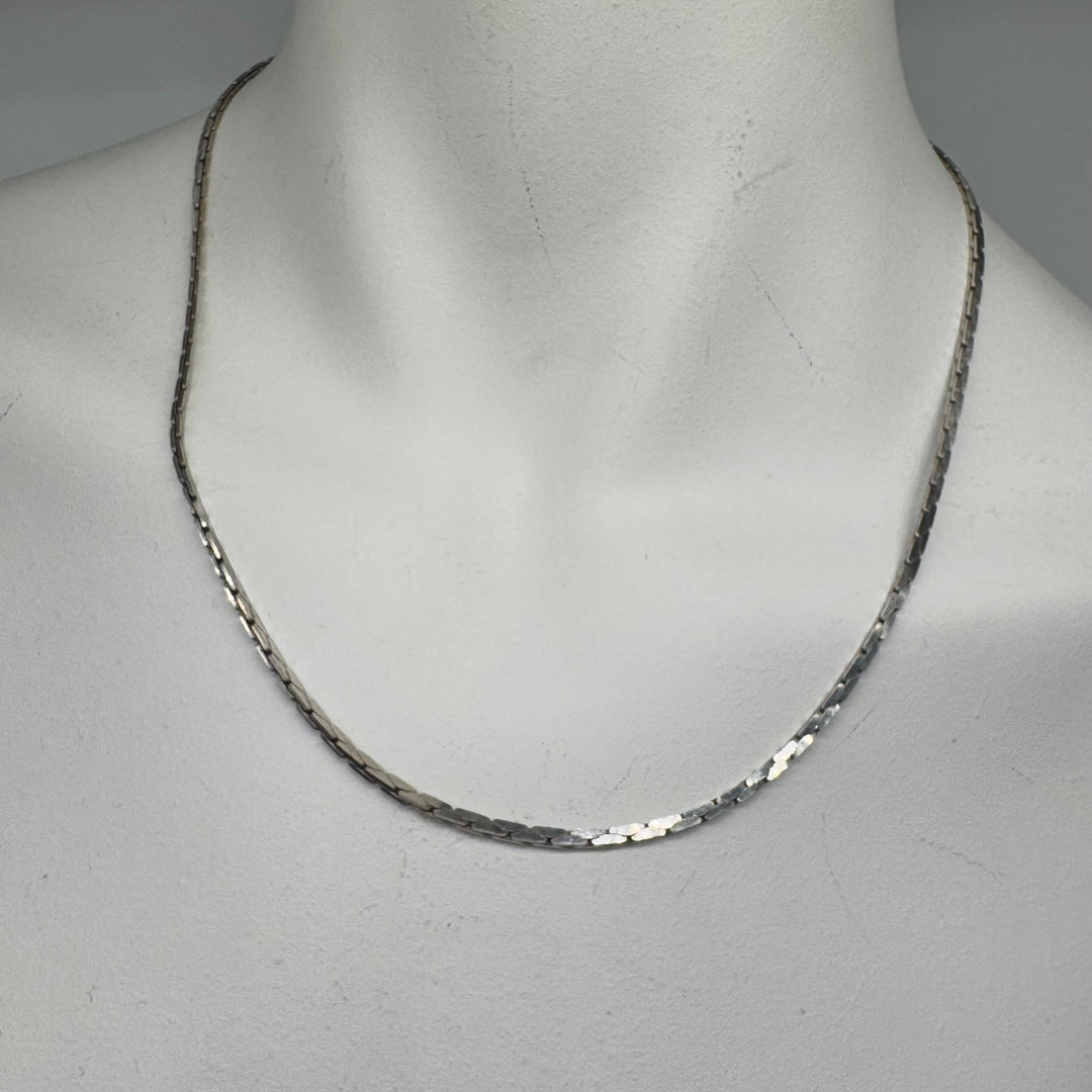 Elegant silverhalsband med hamrad finish - Homy Secondhand Online