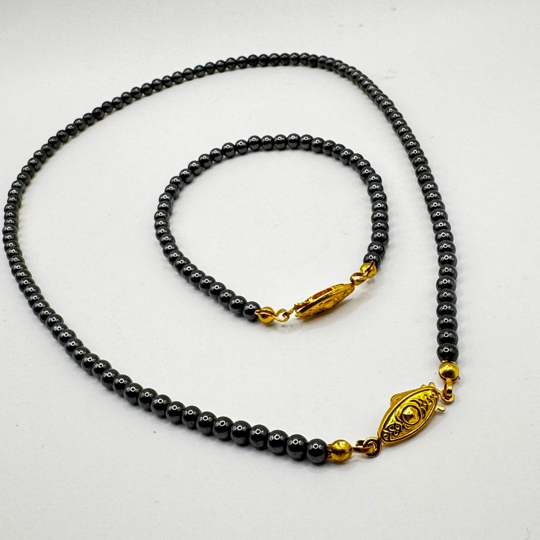 Elegant Halsband med Hematitpärlor och Gulddetaljer