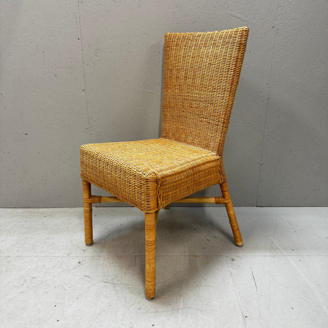 Charmig skandinavisk rottingstol i gott skick